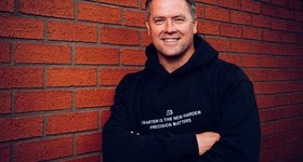 Носителят на Златната топка Майкъл Оуен става инвеститор в б